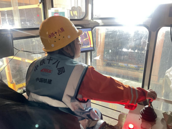 长富资本 从“跟跑”到“领跑”！她是“较劲”的龙门吊司机，也是“毫米级”的巾帼舞者