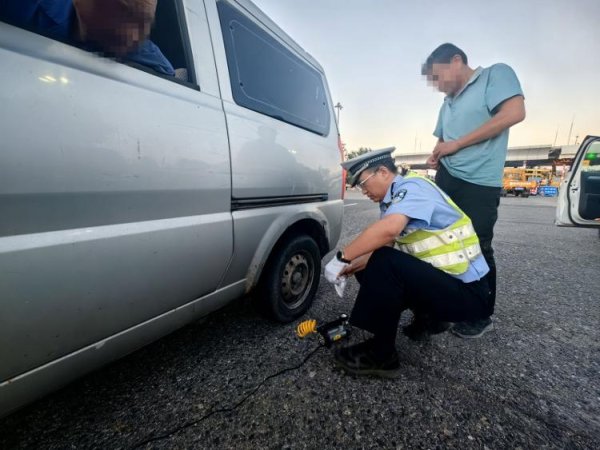 谷锦网 面包车被扎胎滞留收费站，交警热心救助除隐患