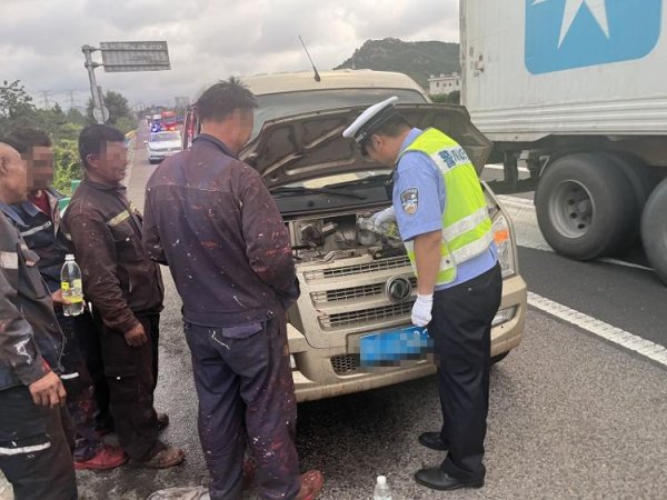 聚宏鑫操盘 面包车水温过高抛锚，高速交警“补水”降温